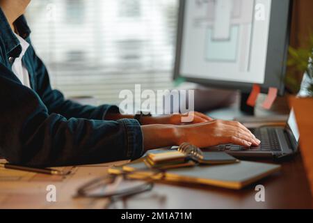 Primo piano di donna sorridente freelancer sta lavorando al computer in casa ufficio Foto Stock