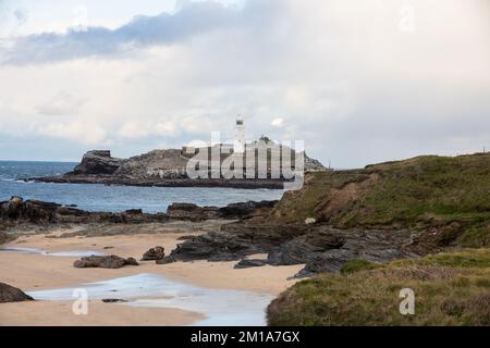 Godrevy, Cornovaglia, 11th dicembre 2022, le foche nuotano nel mare calmo di Godrevy, Cornovaglia con cieli nuvolosi e scuri sparsi attraverso la baia di St Ives. La temperatura era di 6C. Un avviso Met Office rimane in vigore per il congelamento di nebbia e ghiaccio fino a domani pranzo.Credit: Keith Larby/Alamy Live News Foto Stock