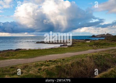 Godrevy, Cornovaglia, 11th dicembre 2022, le foche nuotano nel mare calmo di Godrevy, Cornovaglia con cieli nuvolosi e scuri sparsi attraverso la baia di St Ives. La temperatura era di 6C. Un avviso Met Office rimane in vigore per il congelamento di nebbia e ghiaccio fino a domani pranzo.Credit: Keith Larby/Alamy Live News Foto Stock