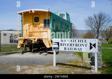 Wenatchee, WA, USA - 7 aprile 2022; cartello e caboose alla Wenatchee Riverfront Railway Foto Stock