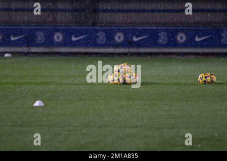 Londra, Regno Unito. 11th Dec, 2022. La neve cade davanti al gioco della Super League delle donne tra Chelsea e Reading a Kingsmeadow, Londra. (Tom Phillips/SPP) credito: SPP Sport Press Photo. /Alamy Live News Credit: SPP Sport Press Photo. /Alamy Live News Foto Stock