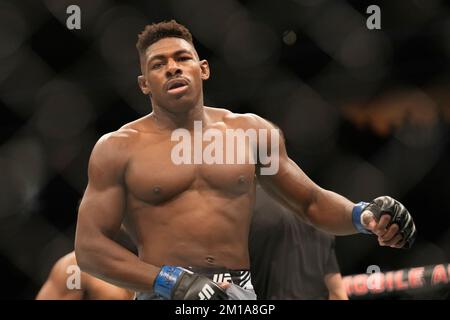 LAS VEGAS, NV - DICEMBRE 10: Joaquin Buckley guarda durante l'evento UFC 282 alla T-Mobile Arena il 10 Dicembre 2022 a Las Vegas, Nevada, Stati Uniti. (Foto di Louis Grasse/PxImages) Foto Stock