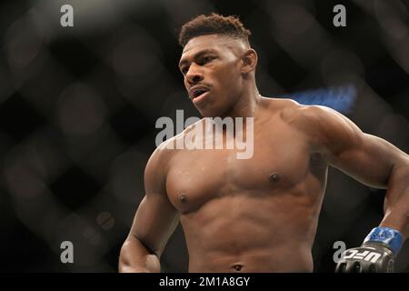 LAS VEGAS, NV - DICEMBRE 10: Joaquin Buckley guarda durante l'evento UFC 282 alla T-Mobile Arena il 10 Dicembre 2022 a Las Vegas, Nevada, Stati Uniti. (Foto di Louis Grasse/PxImages) Foto Stock