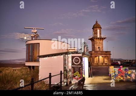 Chiosco sulla spiaggia di Fleetwood, stazione radar e faro di notte durante la luna piena Foto Stock