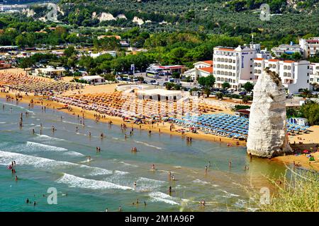 Vieste Gargano. Puglia Puglia Italia. Monolito Pizzomunno e spiaggia Foto Stock