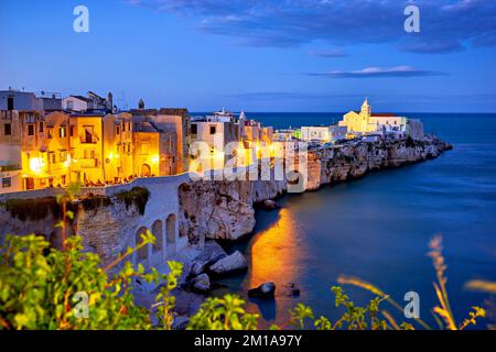 Vieste Gargano. Puglia Puglia Italia. Capo San Francesco e la chiesa di San Francesco al tramonto Foto Stock