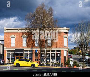 Kirkland, WA, USA - 31 marzo 2022; luce di tempesta sullo storico Masonic Lodge o Campbell Building a Kirkland Foto Stock