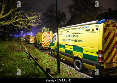 Babbs Mill Lake, Solihull, 11 dicembre 2022. West Midlands Piolice, vigili del fuoco e ambulanze con squadre di soccorso idrico specializzate sono attualmente sul luogo di un grave incidente a Babbs Mill Park, Fordbridge Road, Kingshurst, Solihull, Inghilterra. Un certo numero di persone sono state prelevate da un lago e sono state trasportate in ospedale domenica 11 dicembre. Si ritiene che siano in condizioni critiche. La polizia sta lavorando con i vigili del fuoco e i soccorritori e i colleghi delle ambulanze sul posto e fornirà ulteriori aggiornamenti a tempo debito. Credito: Interrompi stampa Media/Alamy Live News Foto Stock