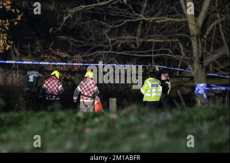 Babbs Mill Lake, Solihull, 11 dicembre 2022. West Midlands Piolice, vigili del fuoco e ambulanze con squadre di soccorso idrico specializzate sono attualmente sul luogo di un grave incidente a Babbs Mill Park, Fordbridge Road, Kingshurst, Solihull, Inghilterra. Un certo numero di persone sono state prelevate da un lago e sono state trasportate in ospedale domenica 11 dicembre. Si ritiene che siano in condizioni critiche. La polizia sta lavorando con i vigili del fuoco e i soccorritori e i colleghi delle ambulanze sul posto e fornirà ulteriori aggiornamenti a tempo debito. Credito: Interrompi stampa Media/Alamy Live News Foto Stock