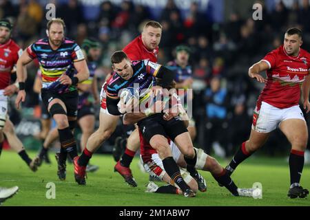 Swansea, Regno Unito. 11th Dec, 2022. George North of the Ospreys è affrontato da Ollie Chessum di Leicester Tigers. Heineken Champions Cup round 1, Pool B match, Ospreys contro Leicester Tigers presso lo stadio Swansea.com di Swansea, Galles del Sud, sabato 11th dicembre 2022. pic di Andrew Orchard/Andrew Orchard sports photography/Alamy Live news Credit: Andrew Orchard sports photography/Alamy Live News Foto Stock