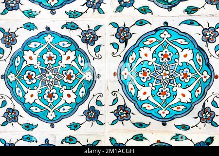 Piastrelle in ceramica fatte a mano del Palazzo Topkapi, del 16th ° secolo a Istanbul, Turchia. Foto Stock