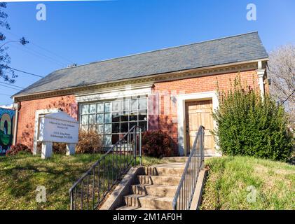 HILLSBOROUGH, NC, USA-29 NOV 2022: Edificio degli uffici dei difensori pubblici. Foto Stock