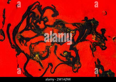 Astratto sfondo nero rosso. Motivo a vortice di inchiostro colorato. Fluid Art Foto Stock