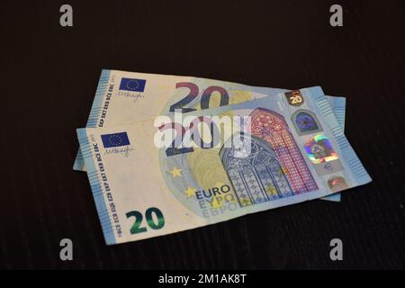 Banconote da 40 euro su sfondo nero Foto Stock