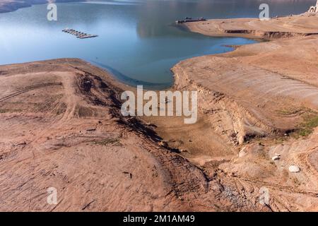 Lago secco o palude nel processo di siccità e la mancanza di pioggia o umidità, un disastro naturale globale. Cambiamenti climatici, impatto della siccità, crisi idrica e. Foto Stock