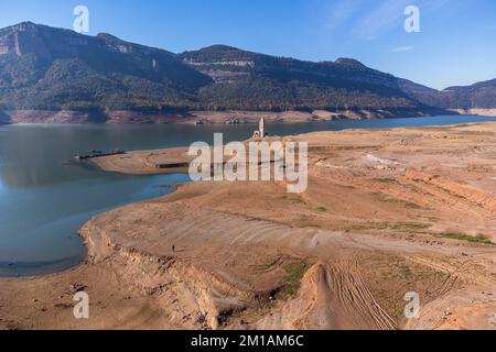 Sau palude senza acqua a causa dei problemi di estrema secchezza e mancanza di pioggia. Desertificazione del suolo, mancanza di acqua, cambiamento climatico, ambiente Foto Stock