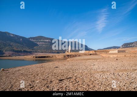 Mancanza di acqua nel serbatoio Sau. La palude è a livelli di acqua molto bassi a causa della mancanza di pioggia, siccità, desertificazione del suolo, cambiamento climatico, ambiente Foto Stock