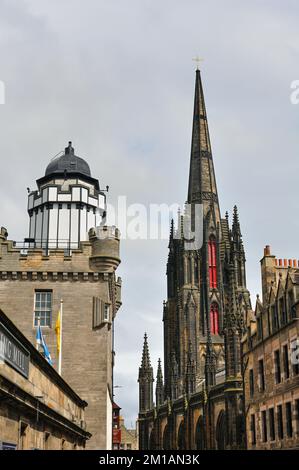 Una vista dalla cima del Royal Mile, Edinburgo, che include la Camera Obscura e l'ex chiesa e sala riunioni, ora il FULCRO, un edificio di arti pubbliche Foto Stock