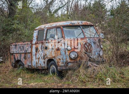Modello Volkswagen a doppia cabina, modello dei primi anni '60, completamente intatto e completo di patina seduta in un campo in attesa di essere ripristinato Foto Stock