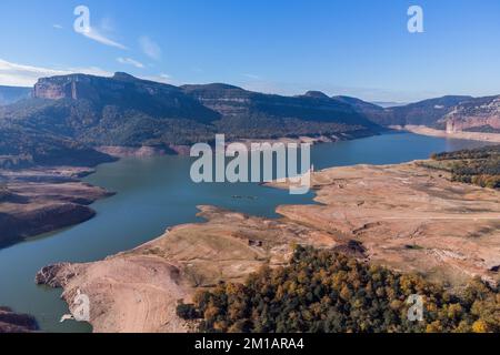 Sau palude senza acqua a causa dei problemi di estrema secchezza e mancanza di pioggia. Desertificazione del suolo, mancanza di acqua, cambiamento climatico, ambiente Foto Stock