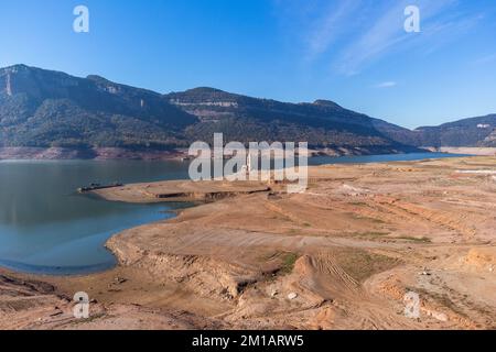 Sau palude senza acqua a causa dei problemi di estrema secchezza e mancanza di pioggia. Desertificazione del suolo, mancanza di acqua, cambiamento climatico, ambiente Foto Stock