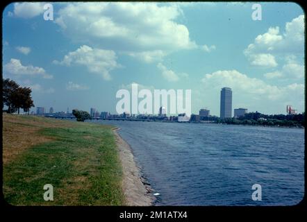 Vista dal bordo del fiume Charles con lo skyline di Boston sulla destra, Cambridge, Massachusetts, fiumi, città e città. Collezione Edmund L. Mitchell Foto Stock