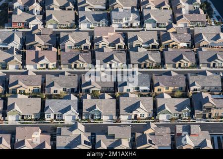 Vista aerea di case singole suburbane moderne densamente imballate. Foto Stock