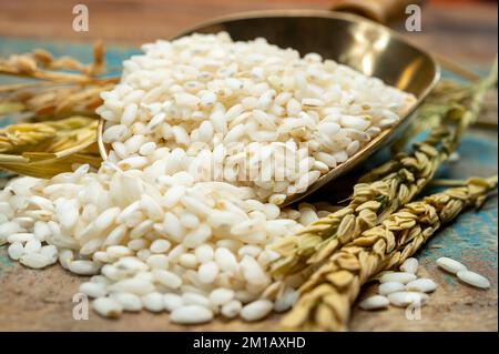 Bianchi italiani di riso arborio utilizzato per la realizzazione di piatto di risotto close up Foto Stock