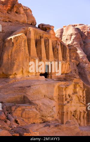 Petra, Giordania Obelisco Tomba Bab el-siq Triclinium vicino all'ingresso Foto Stock