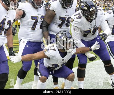 Pittsburgh, Stati Uniti. 11th Dec, 2022. Baltimore Ravens indietro J.K. Dobbins (27) celebra il suo touchdown nel primo trimestre contro i Pittsburgh Steelers all'Acrisure Stadium di domenica 11 dicembre 2022 a Pittsburgh. Foto di Archie Carpenter/UPI Credit: UPI/Alamy Live News Foto Stock