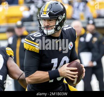 Pittsburgh, Stati Uniti. 11th Dec, 2022. Il quartier generale di Pittsburgh Steelers Mitch Trubisky (10) fa un passo indietro per lanciare durante il primo trimestre contro i Baltimore Ravens dopo aver sostituito Pittsburgh Steelers iniziando il quartback Kenny Pickett allo stadio di Ashrisure domenica 11 dicembre 2022 a Pittsburgh. Foto di Archie Carpenter/UPI Credit: UPI/Alamy Live News Foto Stock