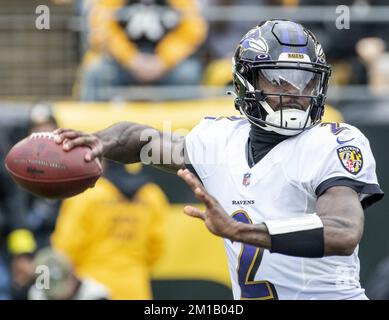 Pittsburgh, Stati Uniti. 11th Dec, 2022. Tyler Huntley (2), quartback di Baltimore Ravens, lancia nel primo trimestre contro i Pittsburgh Steelers allo stadio di Ashrisure domenica 11 dicembre 2022 a Pittsburgh. Foto di Archie Carpenter/UPI Credit: UPI/Alamy Live News Foto Stock