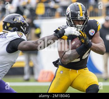 Pittsburgh, Stati Uniti. 11th Dec, 2022. Pittsburgh Steelers in corsa indietro Najee Harris (22) guadagna otto yarde nel secondo trimestre contro i Baltimore Ravens allo stadio di Acrisure Domenica, 11 dicembre 2022 a Pittsburgh. Foto di Archie Carpenter/UPI Credit: UPI/Alamy Live News Foto Stock