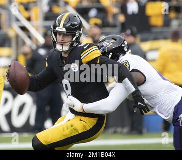 Pittsburgh, Stati Uniti. 11th Dec, 2022. La difesa dei Baltimore Ravens sacks Pittsburgh Steelers quarterback Kenny Pickett (8) si mette in gara nel primo trimestre all'Acrisure Stadium domenica 11 dicembre 2022 a Pittsburgh. Foto di Archie Carpenter/UPI Credit: UPI/Alamy Live News Foto Stock