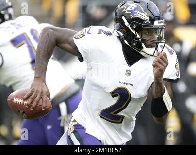 Pittsburgh, Stati Uniti. 11th Dec, 2022. Tyler Huntley (2), il quartback di Baltimore Ravens, si mette in gara nel primo trimestre contro i Pittsburgh Steelers allo stadio di Ashrisure domenica 11 dicembre 2022 a Pittsburgh. Foto di Archie Carpenter/UPI Credit: UPI/Alamy Live News Foto Stock