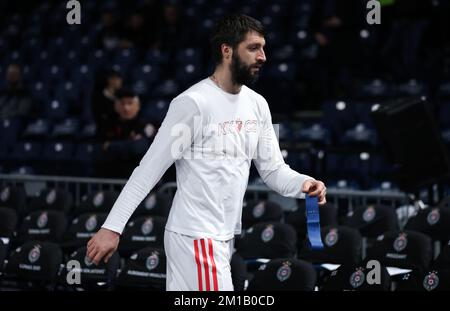 Belgrado, Serbia, 8 dicembre 2022. Stefan Markovic di Crvena Zvezda MTS Belgrado si scalda durante la partita dell'Eurolega della Turkish Airlines del 2022/2023 tra Partizan Mozzart Bet Belgrado e Crvena Zvezda MTS Belgrado presso la Stark Arena di Belgrado, in Serbia. Dicembre 8, 2022. Credito: Nikola Krstic/Alamy Foto Stock