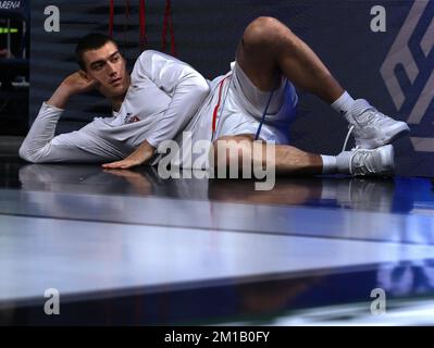 Belgrado, Serbia, 8 dicembre 2022. Stefan Lazarevic di Crvena Zvezda MTS Belgrado si scalda durante la partita Eurolega della Turkish Airlines del 2022/2023 tra Partizan Mozzart Bet Belgrado e Crvena Zvezda MTS Belgrado presso la Stark Arena di Belgrado, in Serbia. Dicembre 8, 2022. Credito: Nikola Krstic/Alamy Foto Stock