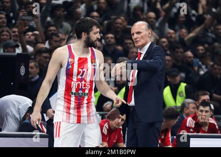 Belgrado, Serbia, 8 dicembre 2022. L'allenatore capo Dusko Ivanovic di Crvena Zvezda MTS Belgrado dà consigli a Stefan Markovic di Crvena Zvezda MTS Belgrado durante la partita Eurolega della Turkish Airlines del 2022/2023 tra Partizan Mozzart Bet Belgrado e Crvena Zvezda MTS Belgrado presso la Stark Arena di Belgrado, in Serbia. Dicembre 8, 2022. Credito: Nikola Krstic/Alamy Foto Stock