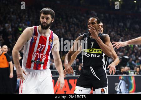 Belgrado, Serbia, 8 dicembre 2022. Kevin Punter di Partizan Mozzart Bet Belgrado e Stefan Markovic di Crvena Zvezda MTS Belgrado reagiscono durante la partita Eurolega della Turkish Airlines del 2022/2023 tra Partizan Mozzart Bet Belgrado e Crvena Zvezda MTS Belgrado alla Stark Arena di Belgrado, Serbia. Dicembre 8, 2022. Credito: Nikola Krstic/Alamy Foto Stock