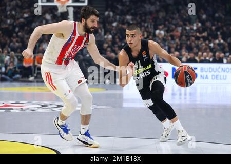 Belgrado, Serbia, 8 dicembre 2022. Yam Madar di Partizan Mozzart Bet Belgrade compete contro Stefan Markovic di Crvena Zvezda MTS Belgrado durante la partita Eurolega della Turkish Airlines del 2022/2023 tra Partizan Mozzart Bet Belgrado e Crvena Zvezda MTS Belgrado alla Stark Arena di Belgrado, in Serbia. Dicembre 8, 2022. Credito: Nikola Krstic/Alamy Foto Stock