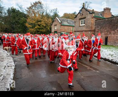 Walton Hall and Gardens, Warrington, Cheshire, Inghilterra - Domenica 11 Dicembre 2022 - Warrington Disability Partnership ha tenuto la sua seconda 3K Santa Dash intorno a Walton Gardens su un circuito scivoloso coperto di neve. Oltre 100 Santas hanno partecipato alla raccolta di fondi per il credito di beneficenza: John Hopkins/Alamy Live News Foto Stock