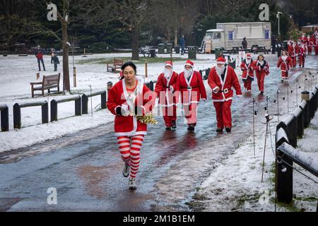 Walton Hall and Gardens, Warrington, Cheshire, Inghilterra - Domenica 11 Dicembre 2022 - Warrington Disability Partnership ha tenuto la sua seconda 3K Santa Dash intorno a Walton Gardens su un circuito scivoloso coperto di neve. Oltre 100 Santas hanno partecipato alla raccolta di fondi per il credito di beneficenza: John Hopkins/Alamy Live News Foto Stock