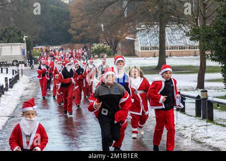 Walton Hall and Gardens, Warrington, Cheshire, Inghilterra - Domenica 11 Dicembre 2022 - Warrington Disability Partnership ha tenuto la sua seconda 3K Santa Dash intorno a Walton Gardens su un circuito scivoloso coperto di neve. Oltre 100 Santas hanno partecipato alla raccolta di fondi per il credito di beneficenza: John Hopkins/Alamy Live News Foto Stock