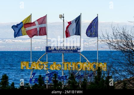 Spiaggia pubblica, vista bassa stagione, Thonon-les-Bains, alta Savoia, Francia Foto Stock