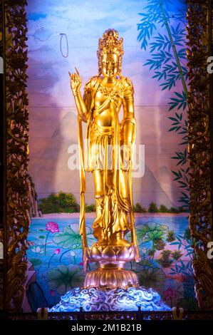 Statua Golden Kuan Yin, la Dea della Misericordia all'interno del santuario di fondazione Thian Fah a Chinatown, Yaowarat Road di Bangkok, Thailandia. Foto Stock