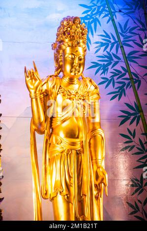 Statua Golden Kuan Yin, la Dea della Misericordia all'interno del santuario di fondazione Thian Fah a Chinatown, Yaowarat Road di Bangkok, Thailandia. Foto Stock