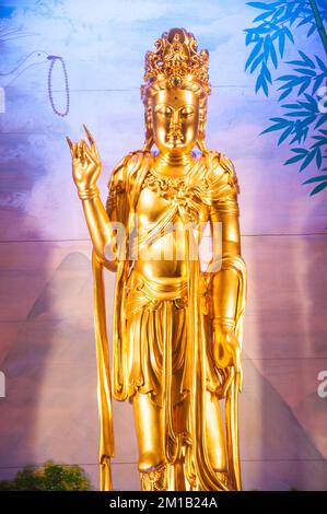 Statua Golden Kuan Yin, la Dea della Misericordia all'interno del santuario di fondazione Thian Fah a Chinatown, Yaowarat Road di Bangkok, Thailandia. Foto Stock