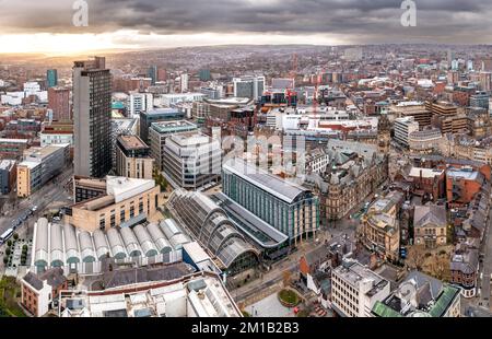 Un panorama aereo del centro città di Sheffield skyline al tramonto con il Municipio e Winter Gardens prominenti Foto Stock