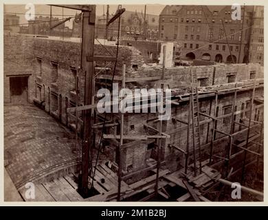 Vista dell'interno della parete del cortile dall'angolo posteriore sul lato di Boylston St., biblioteche pubbliche, costruzione di edifici, architettura di Vaults, biblioteca pubblica di Boston Foto Stock