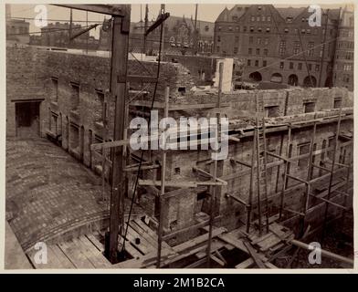 Vista dell'interno della parete del cortile dall'angolo posteriore sul lato di Boylston St., biblioteche pubbliche, costruzione di edifici, architettura di Vaults, biblioteca pubblica di Boston Foto Stock